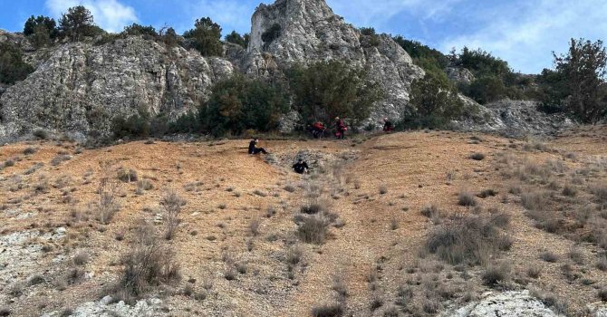 Doğa yürüyüşünde mahsur kalan 2 kişiyi AFAD ekipleri kurtardı