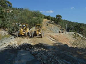 Kaş-Muğla sınırındaki grup yolunda çalışma