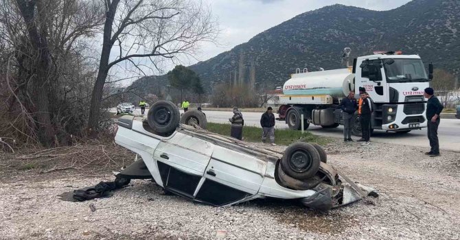 Burdur’da lastiği patlayan araç takla attı: 1 yaralı