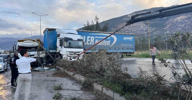 Hatay’da tır ile kamyon çarpıştı: 3 yaralı