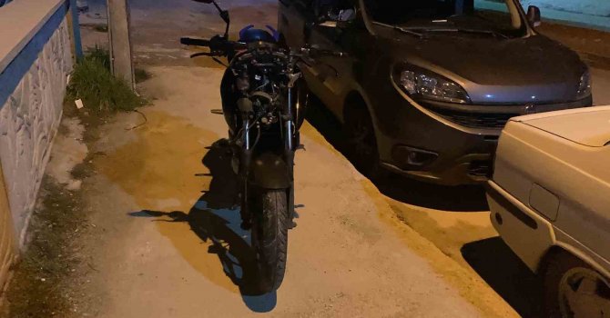 Alkollü motosiklet sürücüsü kaldırıma çıkıp direğe çarptı