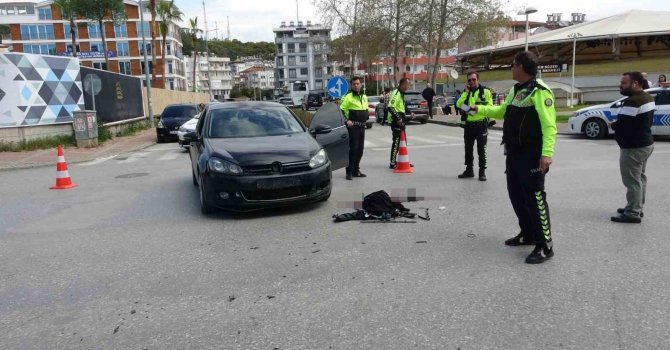 Çarpmanın etkisiyle 15 metre savrulan motosikletin sürücüsü ağır yaralandı