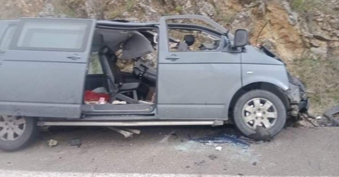 Isparta’da kamyonet minibüsle çarpıştı: 1’i ağır 3 yaralı