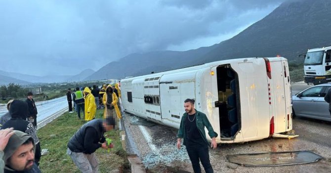 Mersin’de işçi servisi kaza yaptı: 23 yaralı