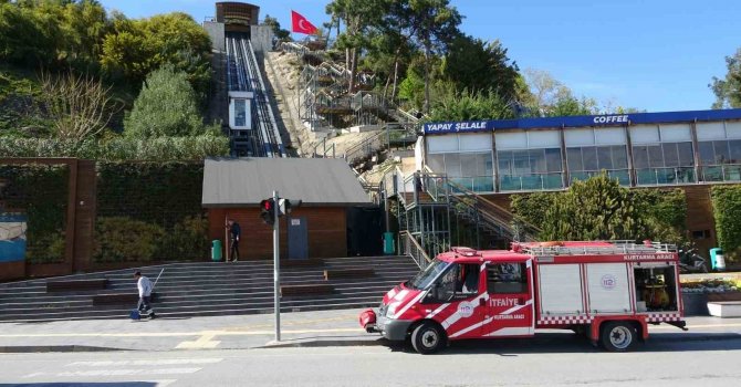 Asansörde mahsur kalan anne oğulu itfaiye kurtardı