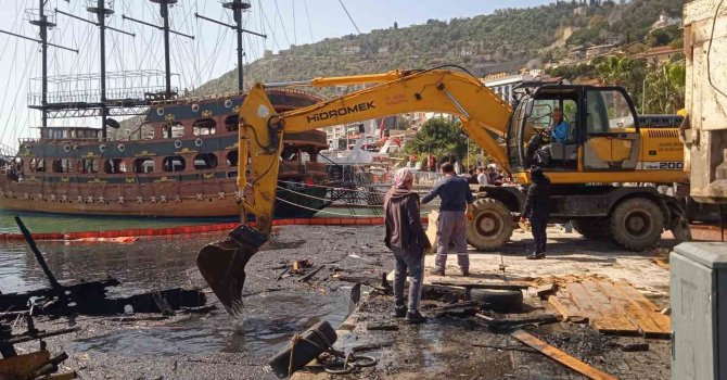 Alanya’da yanarak batan teknenin parçaları yüzeye çıkartıldı