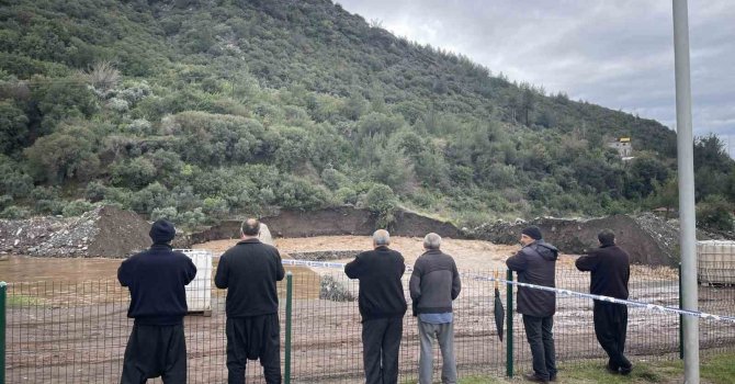 Osmaniye’de dere kenarında bulunan toprak yol çöktü