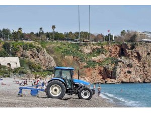 Antalya’da yaz erken başladı, dünyaca ünlü sahil tarla gibi sürüldü