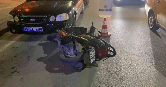 Burdur’da otomobile çarpıp sürüklenen motosikletli genç ağır yaralandı