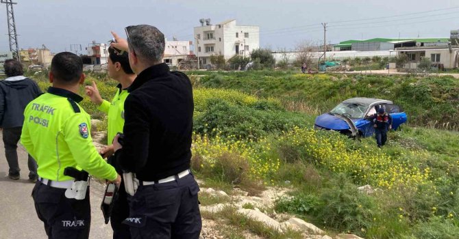 Ağaca çarpan otomobil kanala düşmekten son anda kurtuldu: 2 yaralı