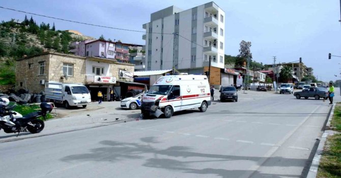 Mersin’de ambulans ticari araçla çarpıştı