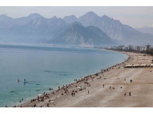 Antalya’da vatandaşlar oylarını kullandıktan sonra Konyaaltı sahile akın etti