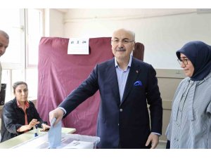 Adana Valisi oy kullanmak için sırada bekledi