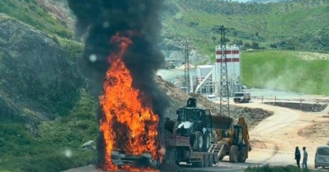 İş makinesi yüklü tır alevlere teslim oldu