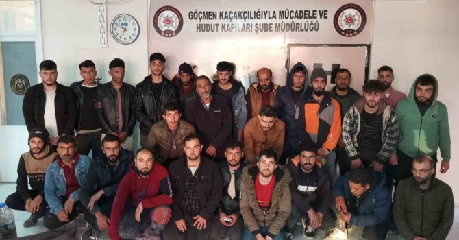 26 kaçak göçmeni tıka basa minibüse dolduran 2 organizatör tutuklandı