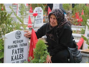 Deprem mezarlığında hüzünlü bayram