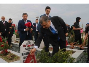 Deprem mezarlığında vatandaşlara başsağlığı dileyen Sağlık Bakanı Koca, “Dün buradaydık, bu gün buradayız ve yarında Hatay’ımızda olacağız”