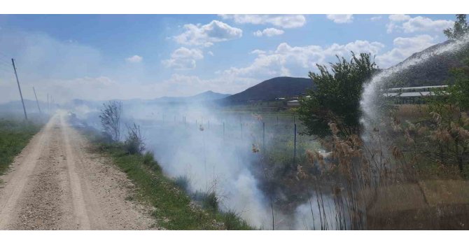 Burdur’da çıkan sazlık yangını itfaiyenin hızlı müdahalesi ile söndürüldü