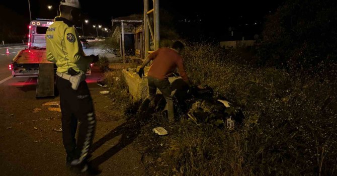 Kontrolden çıkan motosiklet trafik uyarı levhasının beton ayağına çarptı: 1 yaralı