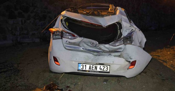 Hatay’da virajı alamayan otomobil istinat duvarından uçtu: 4 yaralı