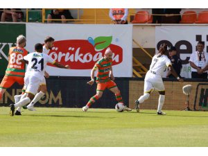 Trendyol Süper Lig: Alanyaspor: 3 - İstanbulspor: 0 (İlk yarı)