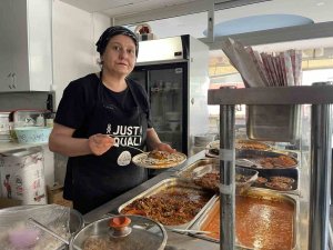 Gastronomi şehrinin yöresel lezzetleri, depremzede kadınların elinde sofralara taşınıyor