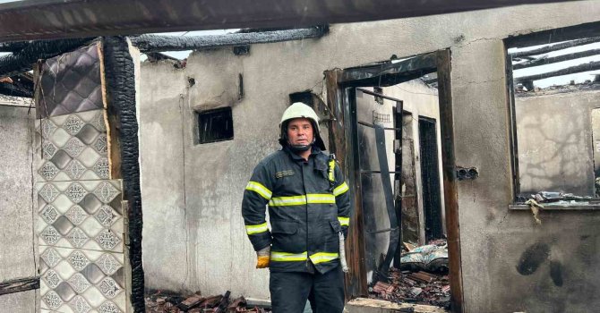 Burdur’da çıkan yangında ev ve otomobil kullanılamaz hale geldi