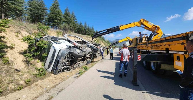 Burdur’da otomobil taşıyan çekici şarampole devrildi: 1 yaralı