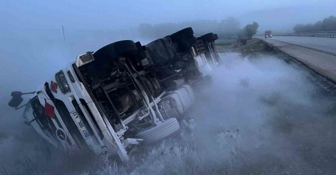 Devrilen LNG yüklü çekicideki gaz, 13 saatlik çalışmayla tahliye edilebildi