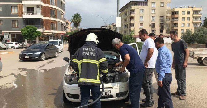 Reyhanlı’da çıkan araç yangını kısa sürede söndürüldü