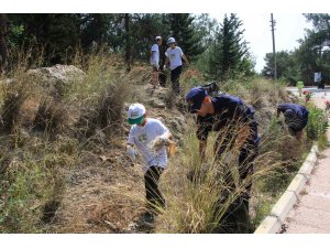 Öğrenciler ormanlık alanda temizlik yaptı