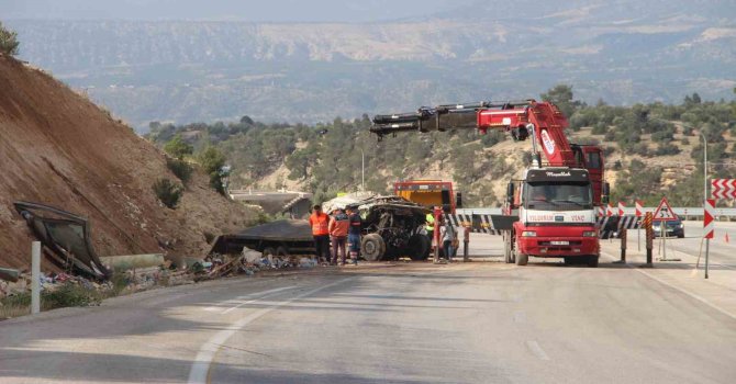 Ölüm virajında kamyon hurdaya döndü, sürücü hayatını kaybetti