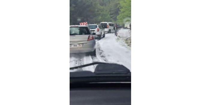 Antalya’da şiddetli dolu yağışı yayla yolunu beyaza bürüdü