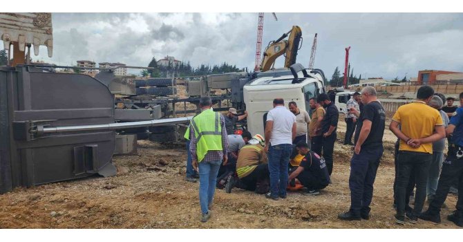 Devrilen hafriyat kamyonunun sürücüsü yaralandı