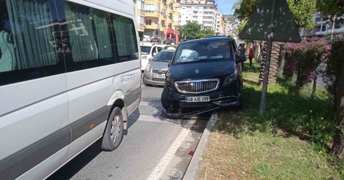 Alanya’da 4 araçlı zincirleme trafik kazası