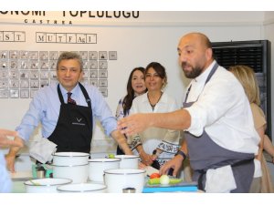 Antalya protokolü  ’Anneler Günü’ için menemen yarışmasında hünerlerini sergiledi