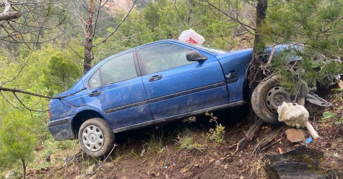 Sürücüsün hakimiyetini kaybettiği otomobil uçuruma yuvarlandı: 2 yaralı