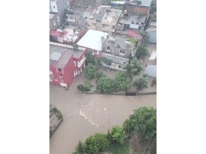 Adana’da yağmur nedeniyle yollar göle döndü