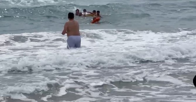 Alanya’da boğulma tehlikesi geçiren tatilciler halatlara takılı can simitleriyle kurtarıldı