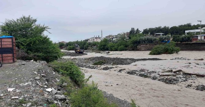 Kuvvetli yağışın etkili olduğu Hatay’da sel yolu ikiye böldü