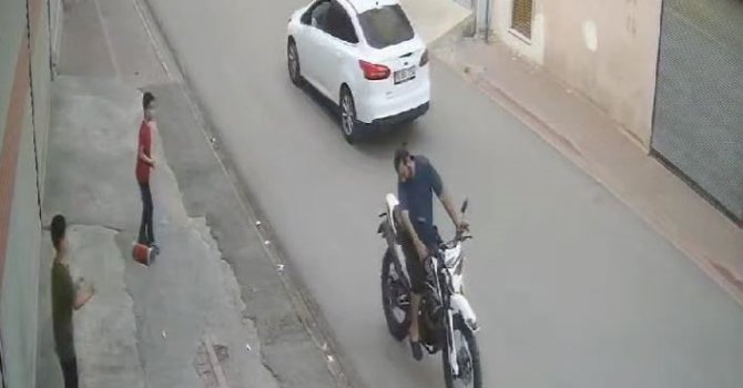 Uçurtma ipine takılan motosiklet sürücüsü kaza yaptı