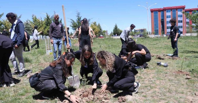 Depremde kaybettikleri arkadaşları anısına 100 ağaç fidanı diktiler