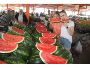 Silifke’de satılan İran ve Antalya karpuzuna Rus vatandaşlar büyük ilgi gösteriyor