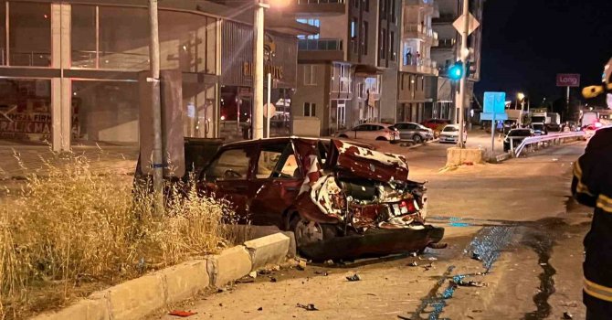 Kırmızı ışıkta bekleyen otomobile kamyon çarptı: 2 kişi yaralandı, yol trafiğe kapatıldı