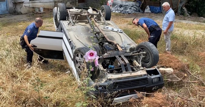 Boş araziye devrilip ters dönen otomobilde yaralı aradılar