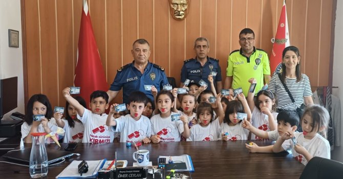 Anaokulu öğrencileri polislerle buluştu