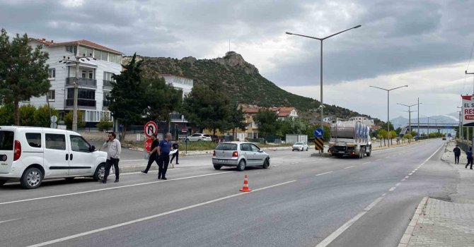 Süt kamyonuna çarpan otomobildeki 1 kişi yaralandı