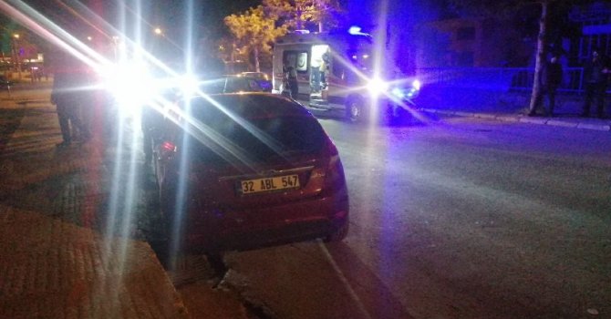 Ehliyetsiz sürücünün kullandığı motosikletle otomobil çarpıştı: 3 yaralı