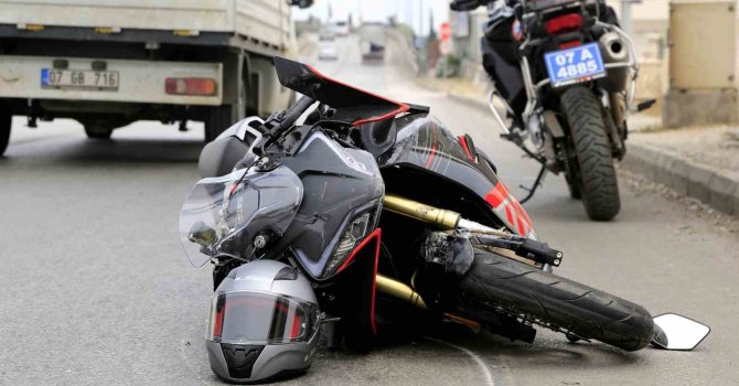 Otomobille çarpışan motosikletin sürücüsü kaskı sayesinde kazayı hafif sıyrıklarla atlattı