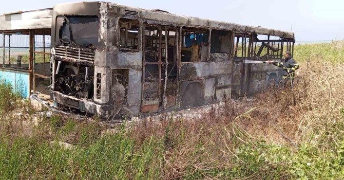 Samandağ’da balık ekmek satılan otobüs yanarak kullanılmaz hale geldi